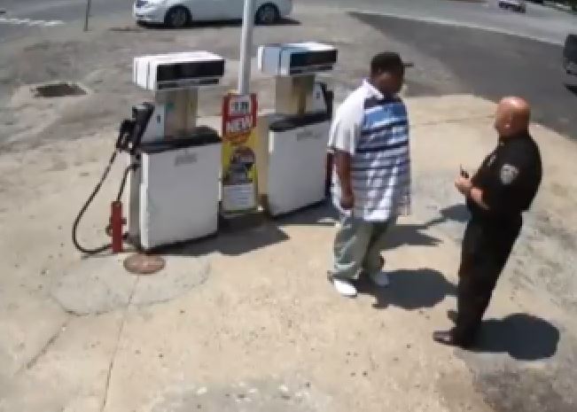 Un video captado por las cámaras de seguridad muestra el momento en que un oficial dispara a un hombre después de un enfrentamiento en una estación de servicio local. (Foto Prensa Libre: Twitter)