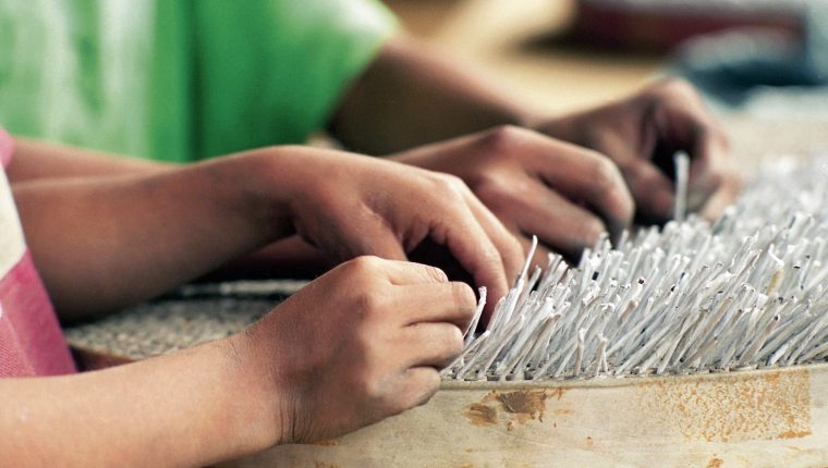 SOBRE 6 Reportaje: Sobre los niños de la Polvora Adultos arriesgan la vida de los niños de san Juan Sacatepequez , quines trabajan con pólvora para la fabricación de cohetillos y fuegos artificiales, los menores laboran en una pequeña fábrica clandestina, donde les pagan unas cuantas monedas por realizar este trabajo infantil; Estos menores son explotados. La familia, que reside en el caserío Cerro La Granadilla,El Ciprés, San Raymundo, da trabajo a los menores quienes arriesgan sus vidas a si como su salud, dejando a un lado el estudio Guatemala 19 de Enero 2003 Fotos Carlos Alberto Sebastian Pedro