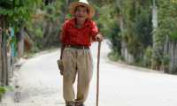 Agustin Uyu Coc, de 81 aos de edad, de la Aldea Cerro Alto, San Juan Sacatepquez, l es una de las personas de la tercera edad que no sabe nada de la vacuna para prevenir el contagio de Covid -19. 




Fotografa  Esbin Garcia 11-05-21