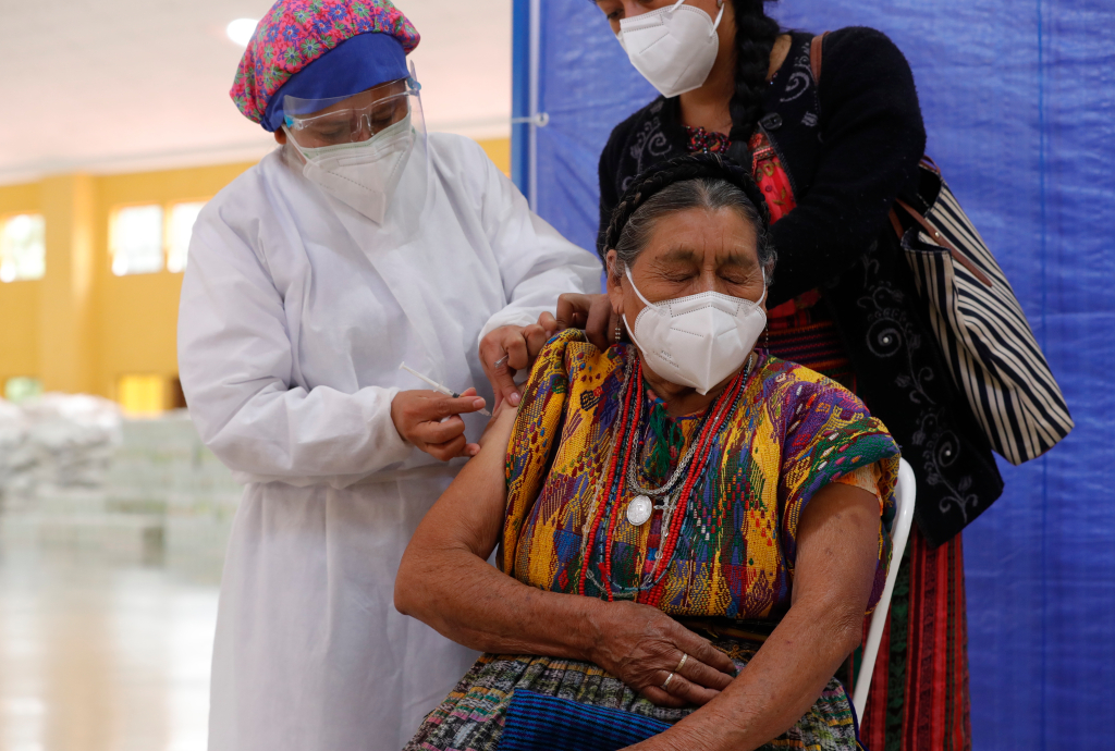 Plan de vacunación contra el covid ha excluido a comunidades indígenas