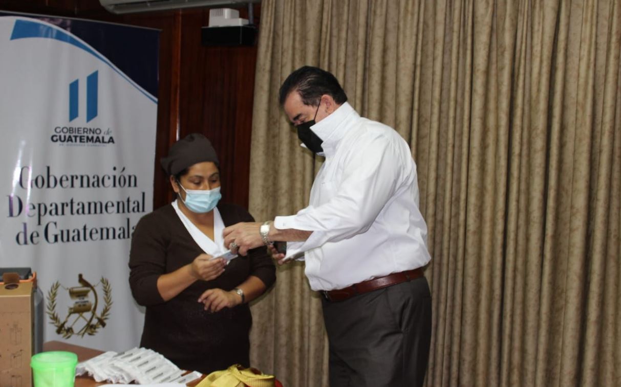 Carlos Waldemar Barillas, gobernador departamental de Guatemala, luego de ser inmunizado contra el coronavirus. (Foto Prensa Libre: La Red)