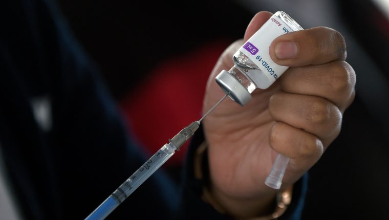 A nurse prepares a dose of the AstraZeneca vaccine against Covid-19 in Tlalnepantla de Baz, Mexico state, Mexico, on May 26, 2021. - Mexico, the forth worst-affected country by the COVID-19 pandemic with 223,507 deaths by May 31, 2021, holds midterm elections on June 6, 2021. (Photo by Alfredo ESTRELLA / AFP)