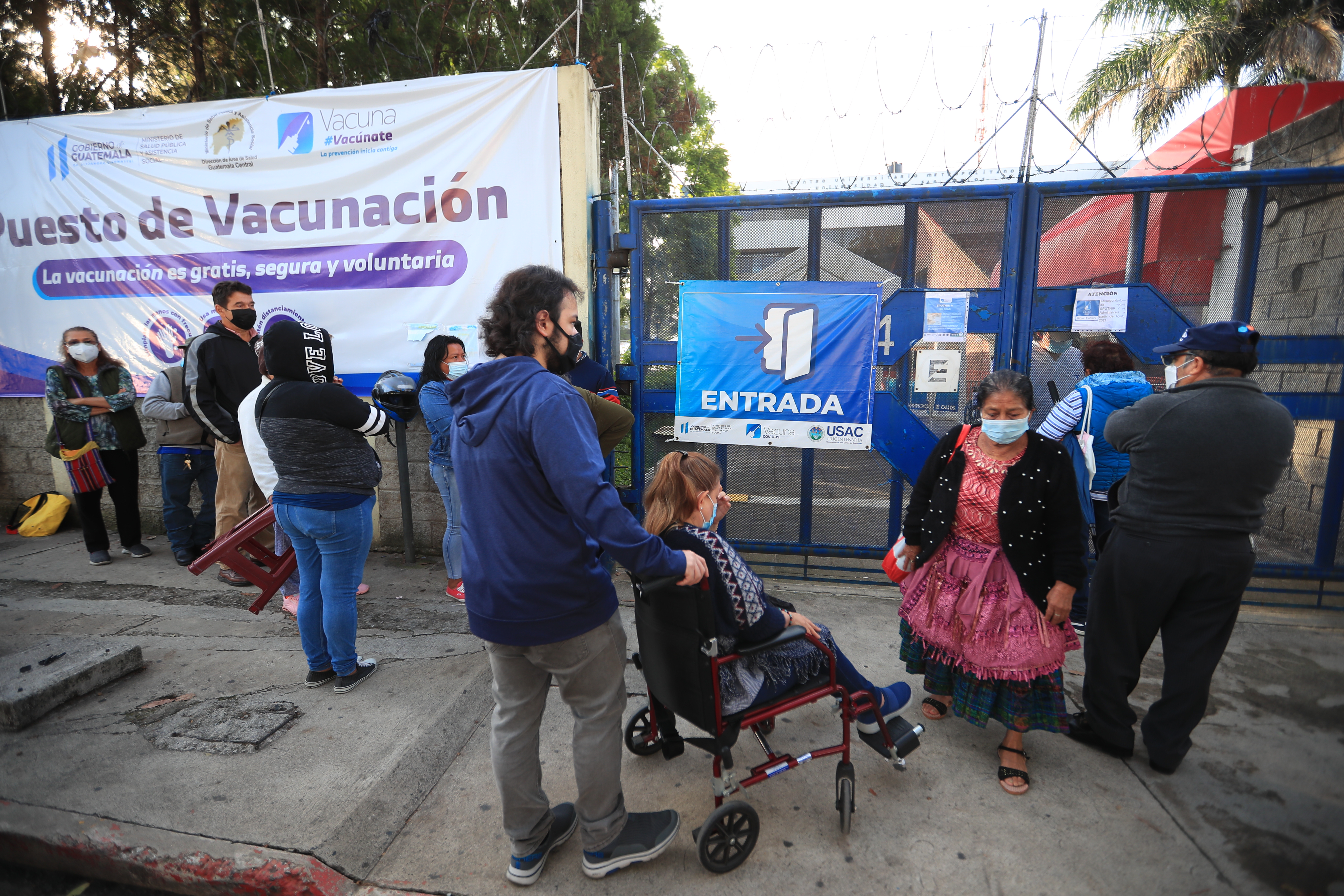 La vacunación contra el covid-19 ha sido lenta en el país,  por ahora se vacuna a población mayor de 50 años. En ese rango de edad desde que se comenzó a vacunar han fallecido mil 412 guatemaltecos. (Foto Prensa Libre: Hemeroteca PL)