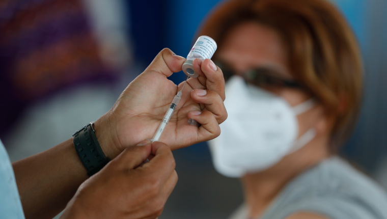 Personal de primera lnea reciben la segunda dosis de la vacuna AstraZeneca en el Centro de Vacunacin de Gerona en la zona 1. Fotografa Esbin Garcia 03-06-21