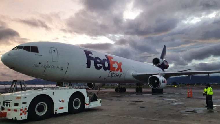 Avión que transporta las 1.3 millones de vacunas que donó Estados Unidos a México, aterriza en el Aeropuerto de Toluca, México. (Foto Prensa Libre: Marcelo Ebrard C.)