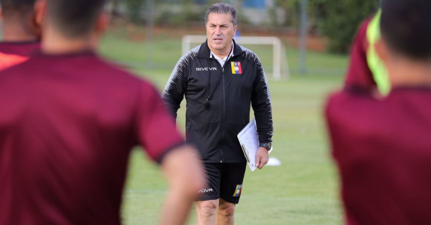 La selección venezolana deberá improvisar para el juego contra Brasil. (Foto Prensa Libre: Twitter @SeleVinotinto)