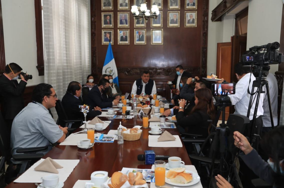 Vicepresidente de Guatemala, Guillermo Castillo, en reunión con periodistas. (Foto Prensa Libre: Byron García)
