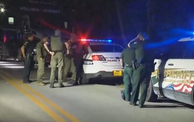 Agentes de la Policía afuera del lugar en donde una niña de 14 años y un niño de 12 años abrieron fuego contra agentes en Volusia, Florida. (Foto Prensa Libre: Captura de video)