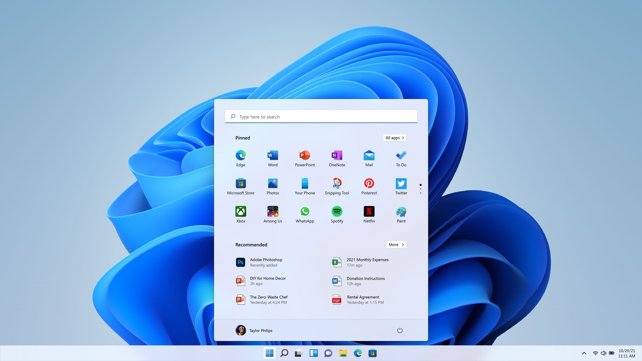 En Windows 11, el menú de inicio y los iconos de las aplicaciones más usadas se visualizarán al centro de la pantalla. (Foto Prensa Libre: EFE)