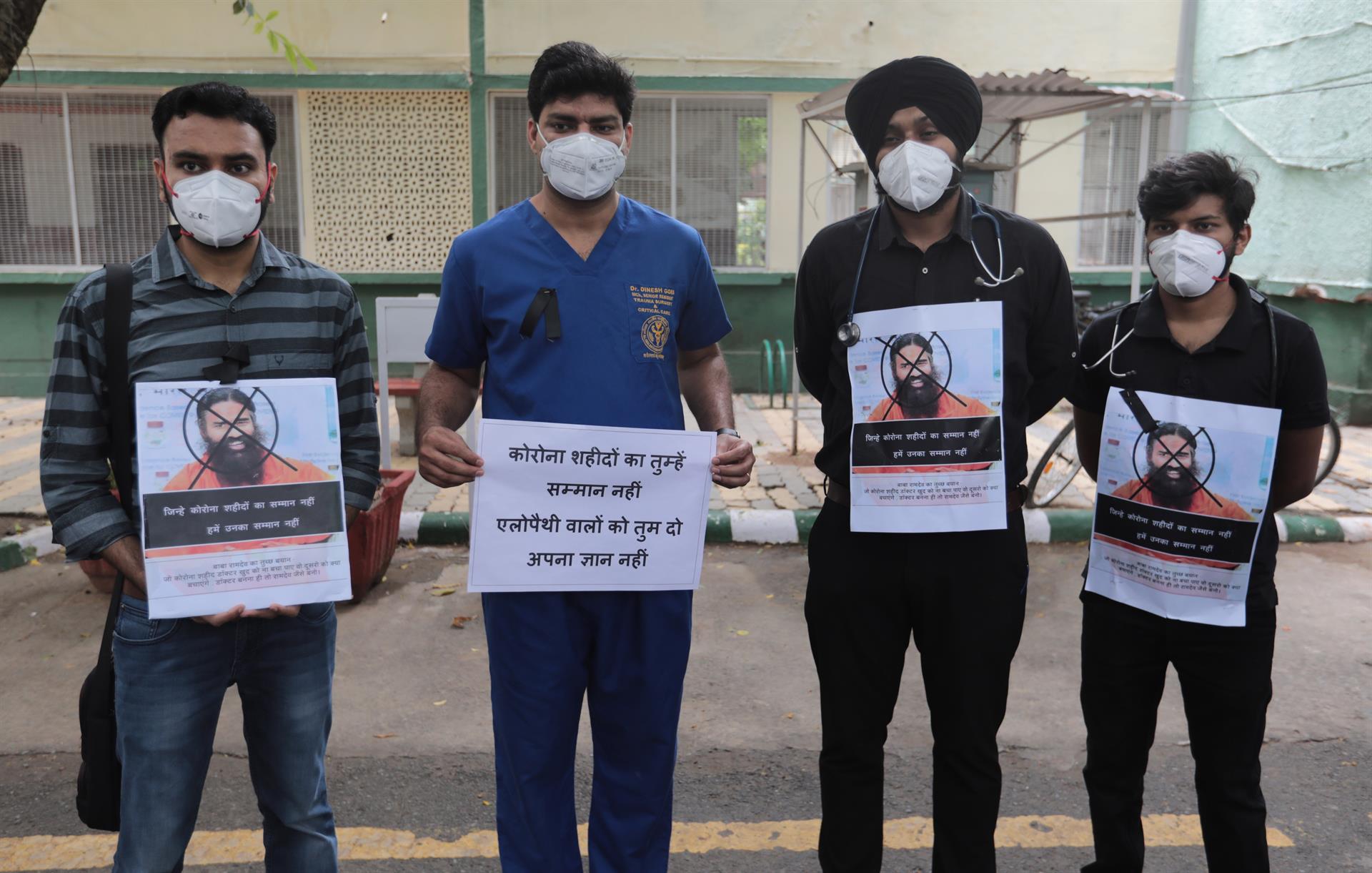Miles de doctores protestaron en toda la India contra el popular y controvertido gurú del yoga Baba Ramdev, por sus declaraciones contra la medicina moderna en plena pandemia del coronavirus. (Foto Prensa Libre: EFE)