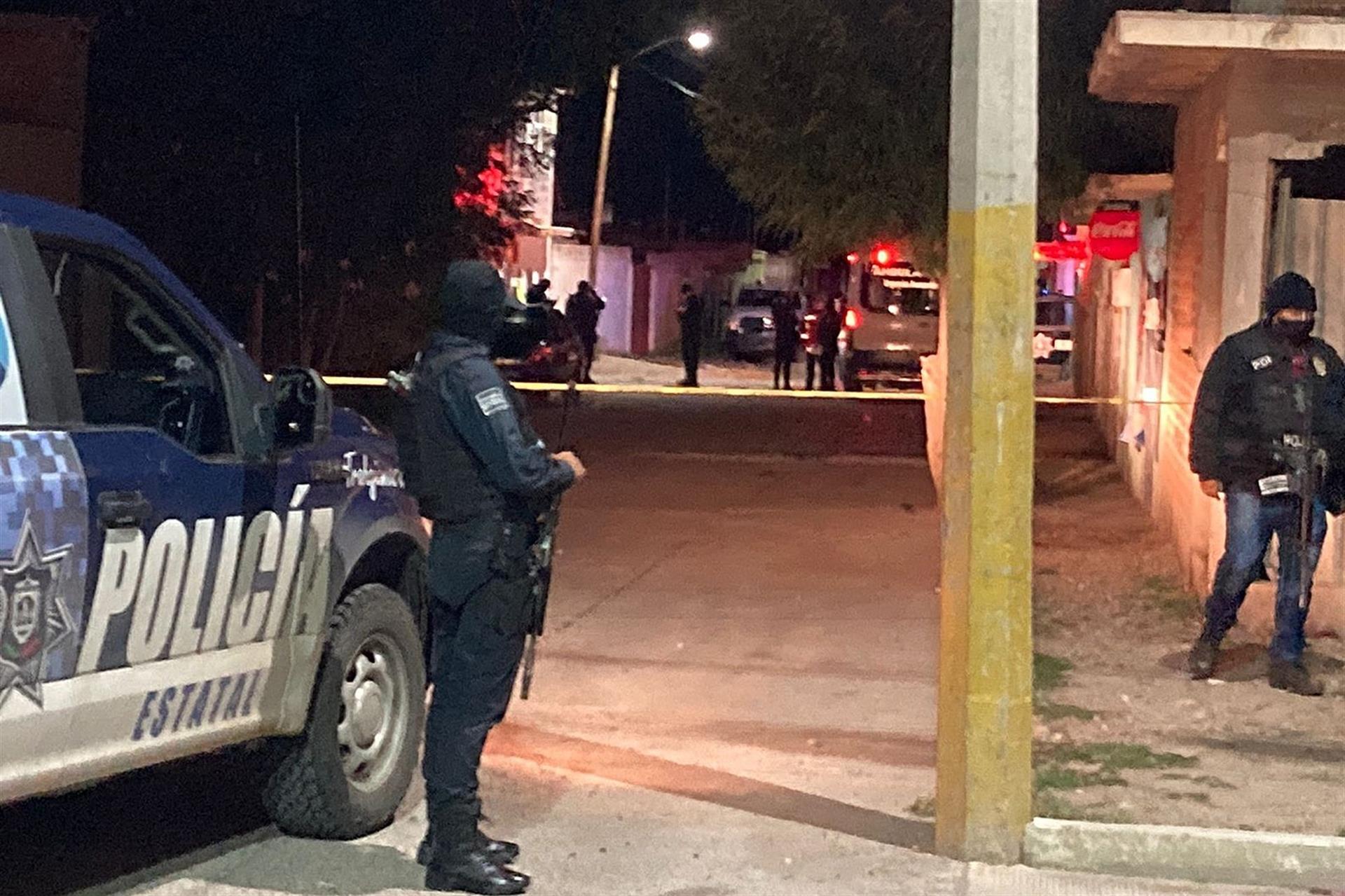Agentes de la policía estatal mientras resguardan el área donde un comando armado asesinó a nueve personas en la ciudad de Fresnillo, estado de Zacatecas, México. (Foto Prensa Libre: EFE)