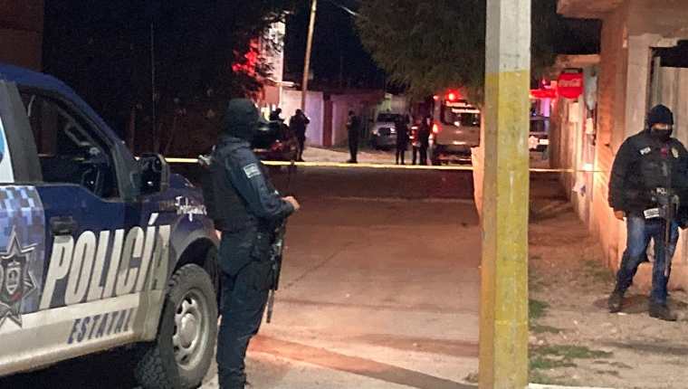 Agentes de la policía estatal mientras resguardan el área donde un comando armado asesinó a nueve personas en la ciudad de Fresnillo, estado de Zacatecas, México. (Foto Prensa Libre: EFE)