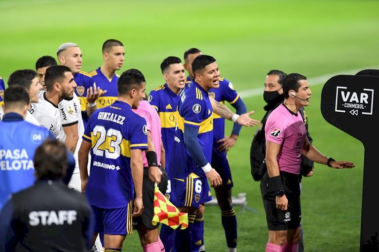El árbitro central Andrés Rojas y el árbitro del VAR Derlis  López fueron suspendidos por el mal uso de la tecnología en el partido Boca Juniors contra Atlético Mineiro. (Foto Prensa Libre).