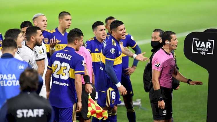El árbitro central Andrés Rojas y el árbitro del VAR Derlis  López fueron suspendidos por el mal uso de la tecnología en el partido Boca Juniors contra Atlético Mineiro. (Foto Prensa Libre).