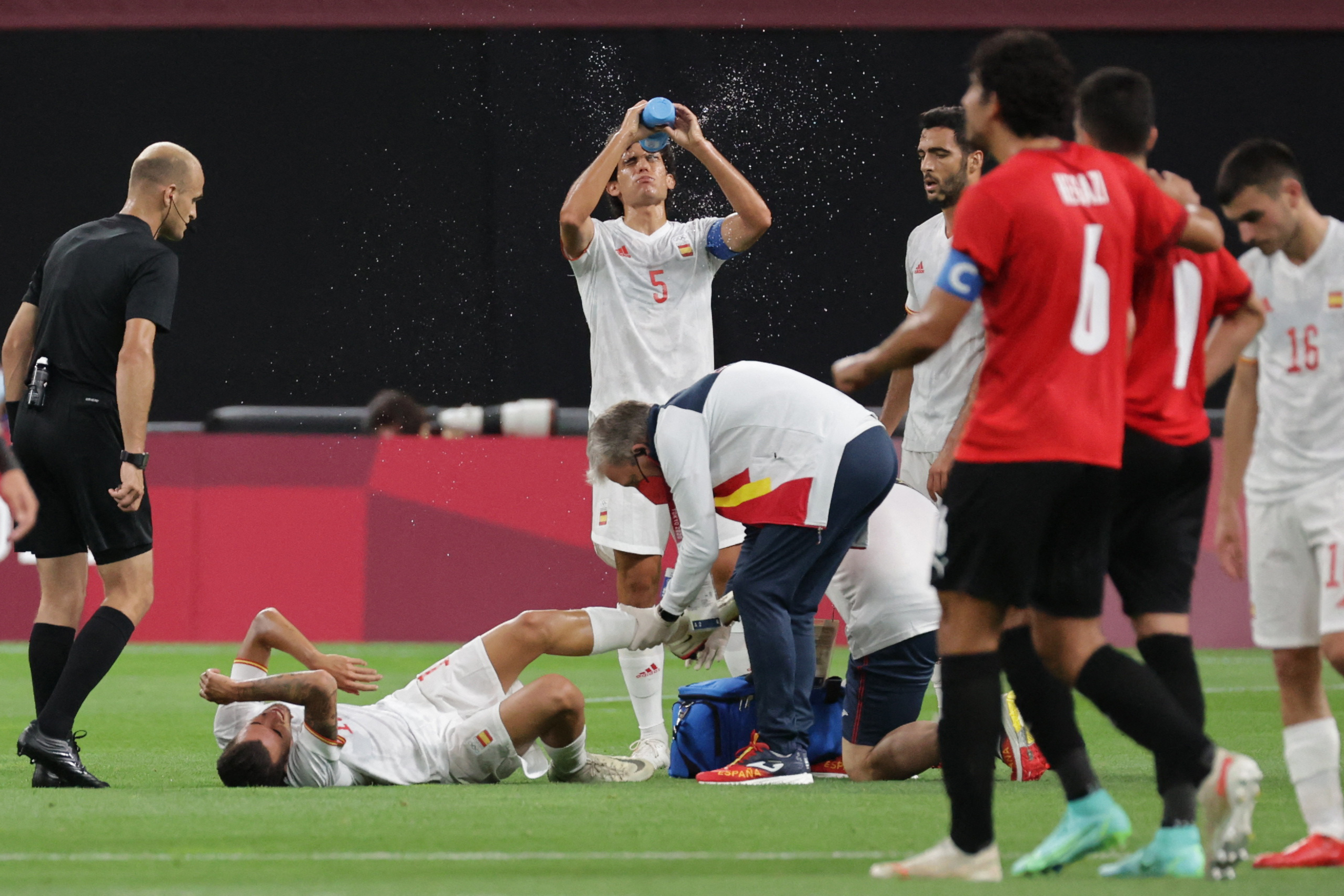 IL en el suelo) recibe atención médica tras sufrir una lesión en el juego ante Egipto. Podría quedar fuera de la competencia. Foto Prensa Libre: AFP.