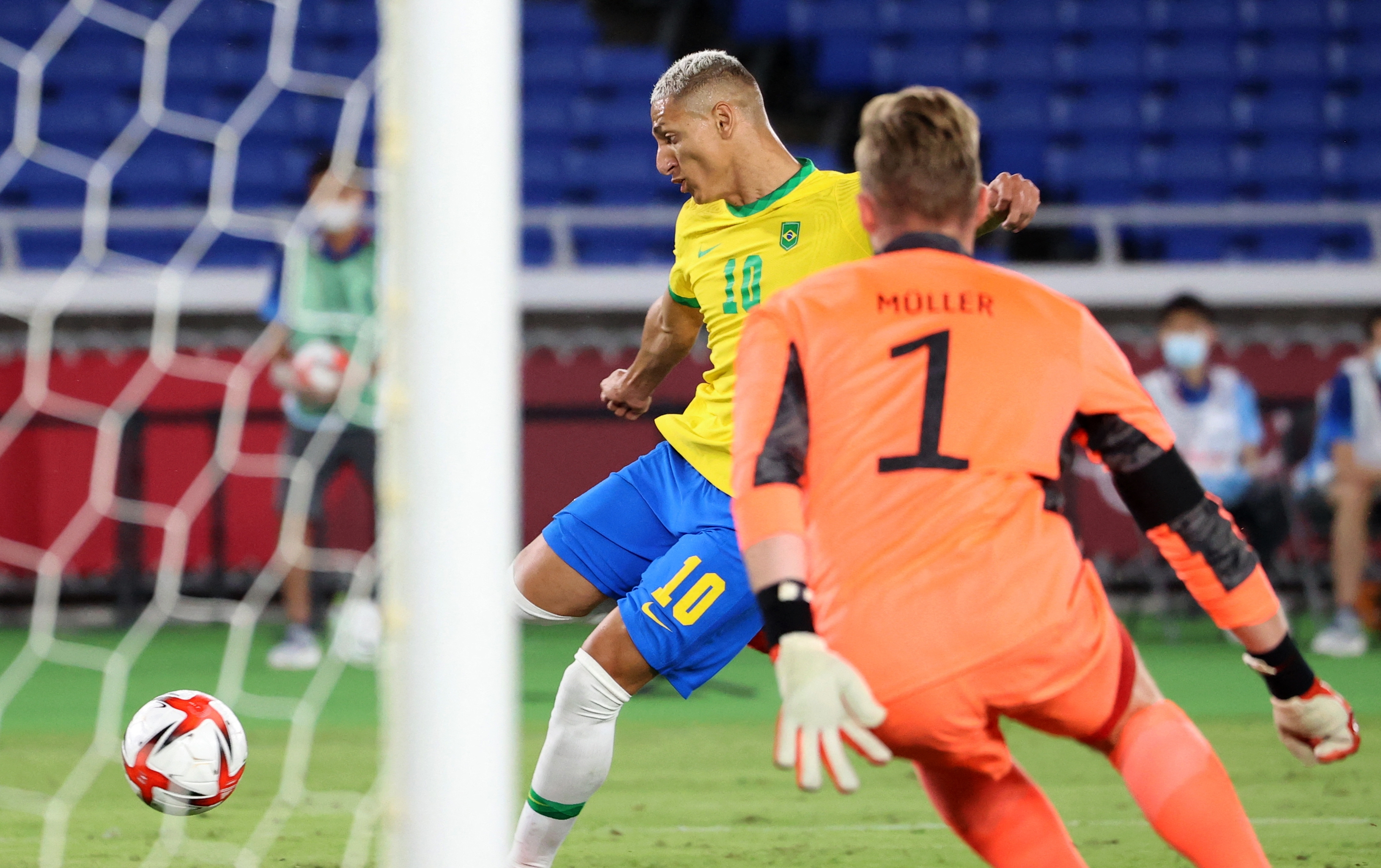 El delantero brasileño, Richarlison dispara el balón para abrir el marcador ante Alemania en los Juegos Olímpicos de  Tokio 2020. El ariete convirtió otros dos tantos posteriormente. Foto Prensa Libre: AFP.