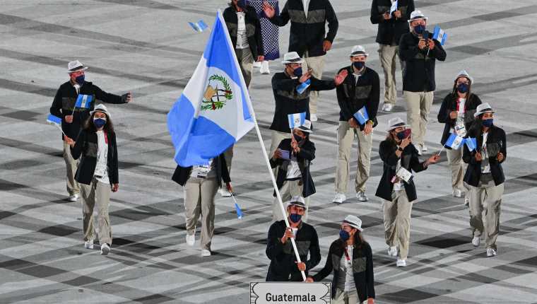 Los hermanos Isabella y Juan Ignacio Maegli abanderan la delegación de Guatemala durante la ceremonia inaugural de los Juegos Olímpicos de Tokio 2020. Foto Prensa Libre: AFP.