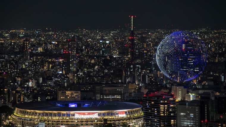 Mil 824 drones formaron un globo terráqueo en la inauguración de los Juegos Olímpicos de Tokio 2020. Foto Prensa Libre: AFP.