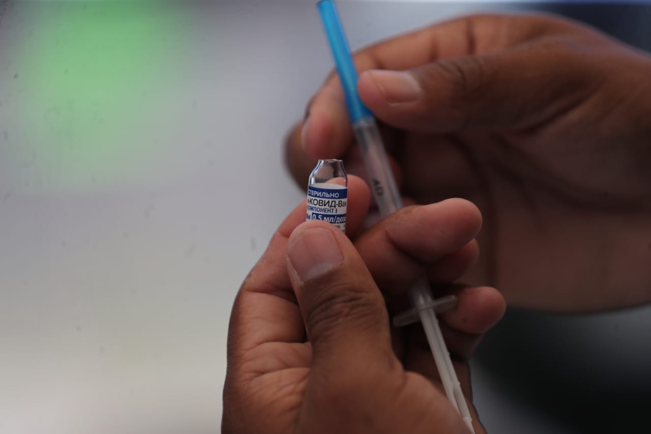Miles de universitarios serán vacunados contra el coronavirus, luego de que el Gobierno diera luz verde para inmunizar a ese sector de la población. (Foto Prensa Libre: Érick Ávila)