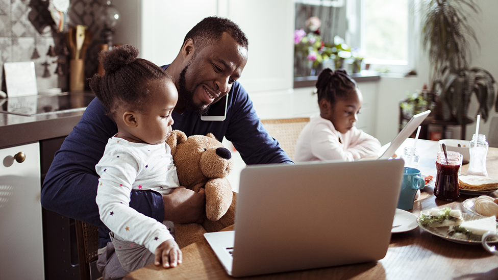 Muchos padres colaboran en la crianza de sus hijos, algo inusual entre otras especies de mamíferos. Getty Images