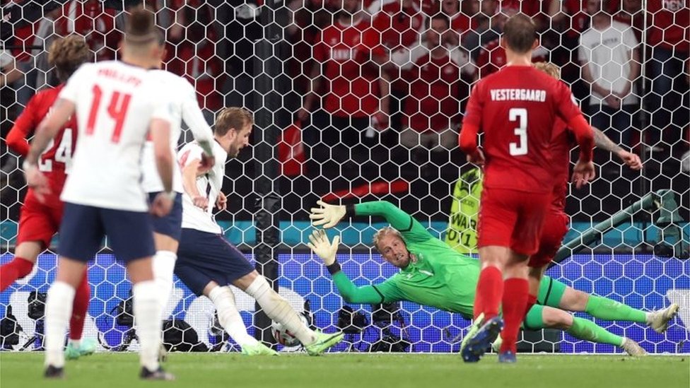 El portero danés Kasper Schmeichel fue perturbado con un láser en un cobro de penalti de Inglaterra.