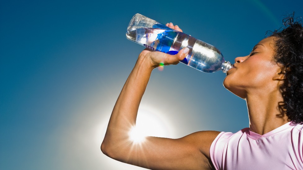 Mantener el balance de agua en nuestro cuerpo es fundamental para nuestra salud. (GETTY IMAGES)