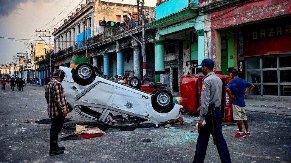 Algunos manifestantes en Cuba arremetieron contra vehículos policiales y tiendas estatales.