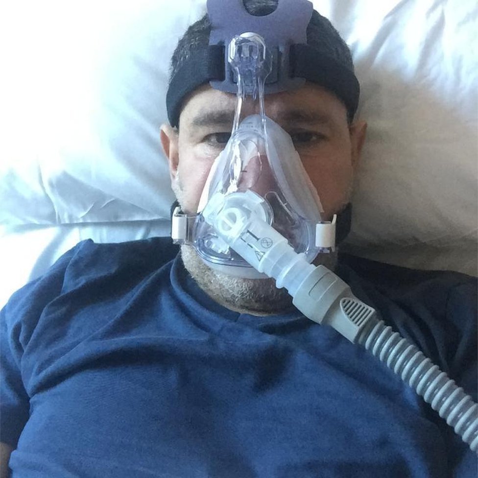 Abderrahmane Fadil se contagió de covid-19 y estuvo varios días en el hospital con oxígeno.