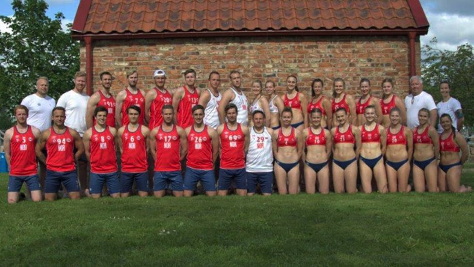 Así de diferentes lucen las vestimentas de los equipos de balonmano de playa femenino y masculino de Noruega.