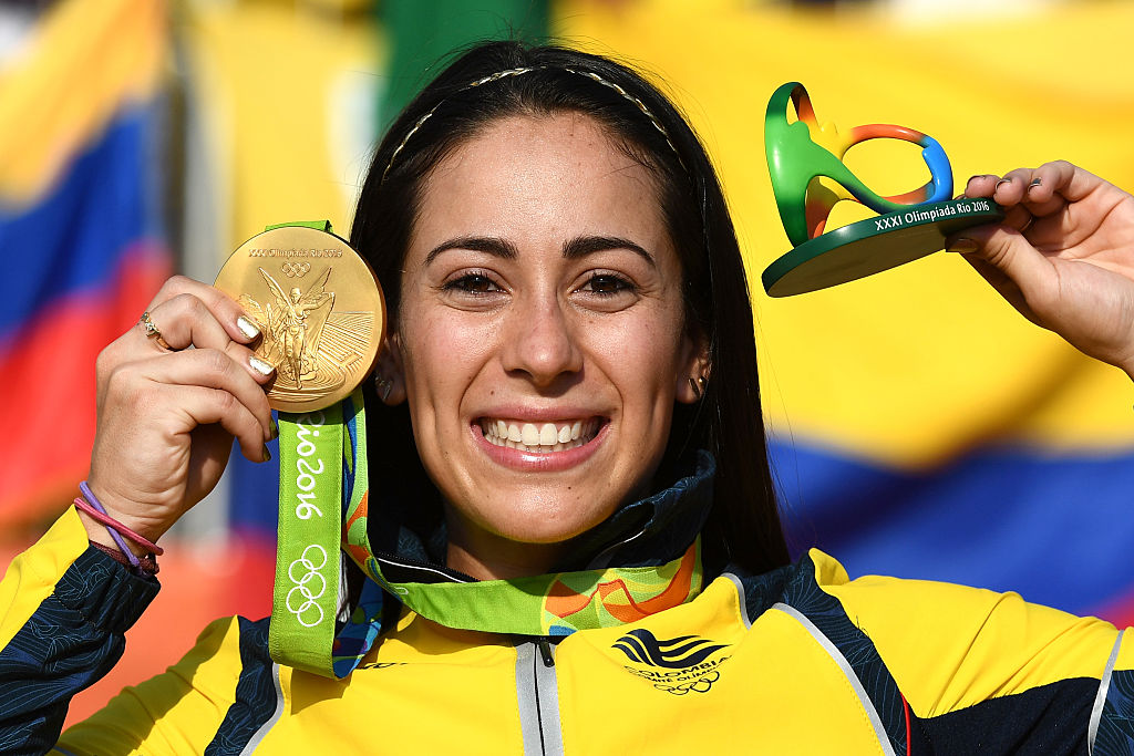 La colombiana Mariana Pajón con su medalla de oro en Rìo 2016.