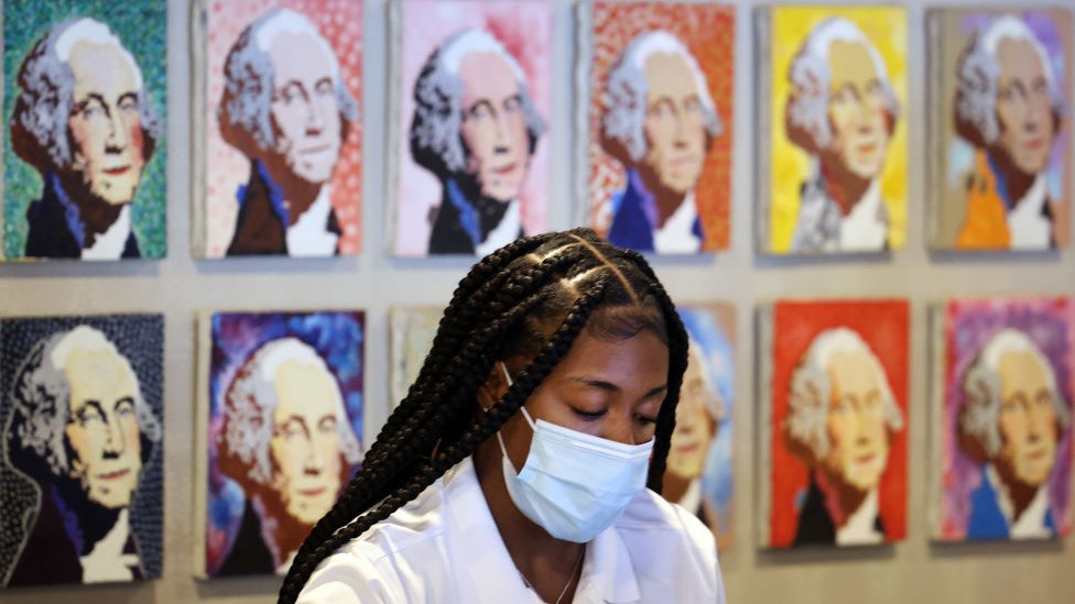 Para algunos estadounidenses, la recomendación de dejar de usar mascarilla para los completamente vacunados fue un error que ahora se paga. (GETTY IMAGES)