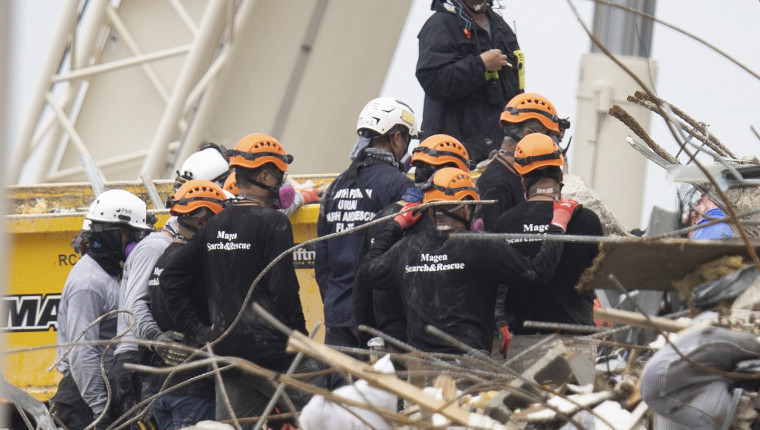 SURFSIDE, FLORIDA - JUNE 30: Search and rescue teams look for possible survivors and to recover remains in the partially collapsed 12-story Champlain Towers South condo building on June 30, 2021 in Surfside, Florida. Over one hundred people are being reported as missing as the search-and-rescue effort continues. Joe Raedle/Getty Images/AFP == FOR NEWSPAPERS, INTERNET, TELCOS & TELEVISION USE ONLY ==