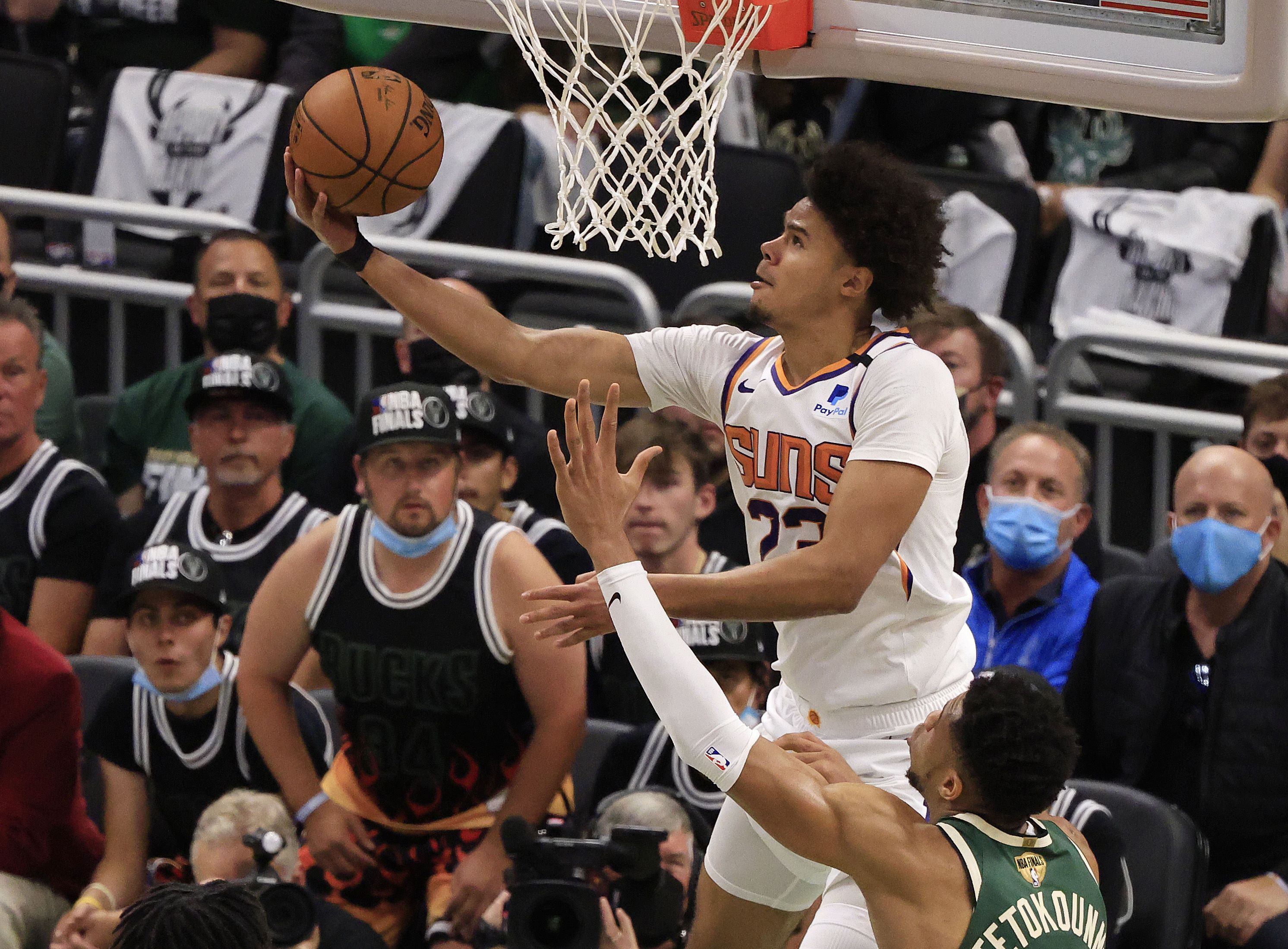Cameron Johnson #23 de los Suns de Phoenix durante una acción en el tercer juego de la final de la NBA ante los Bucks de Milwaukee. Foto Prensa Libre: AFP.