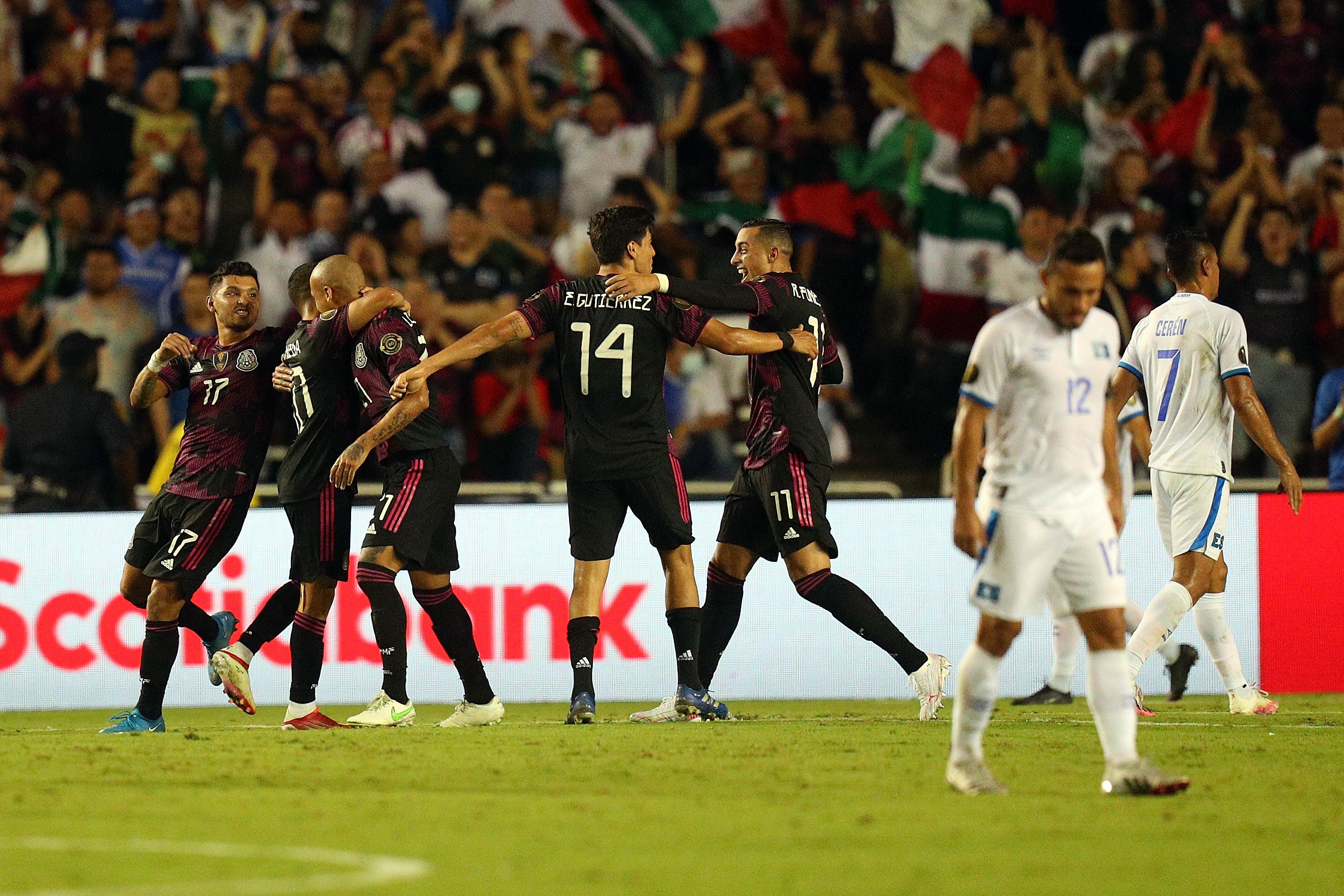 Los jugadores de la Selección de México festejan el único gol conseguido frente a El Salvador. (Foto Prensa Libre: AFP).