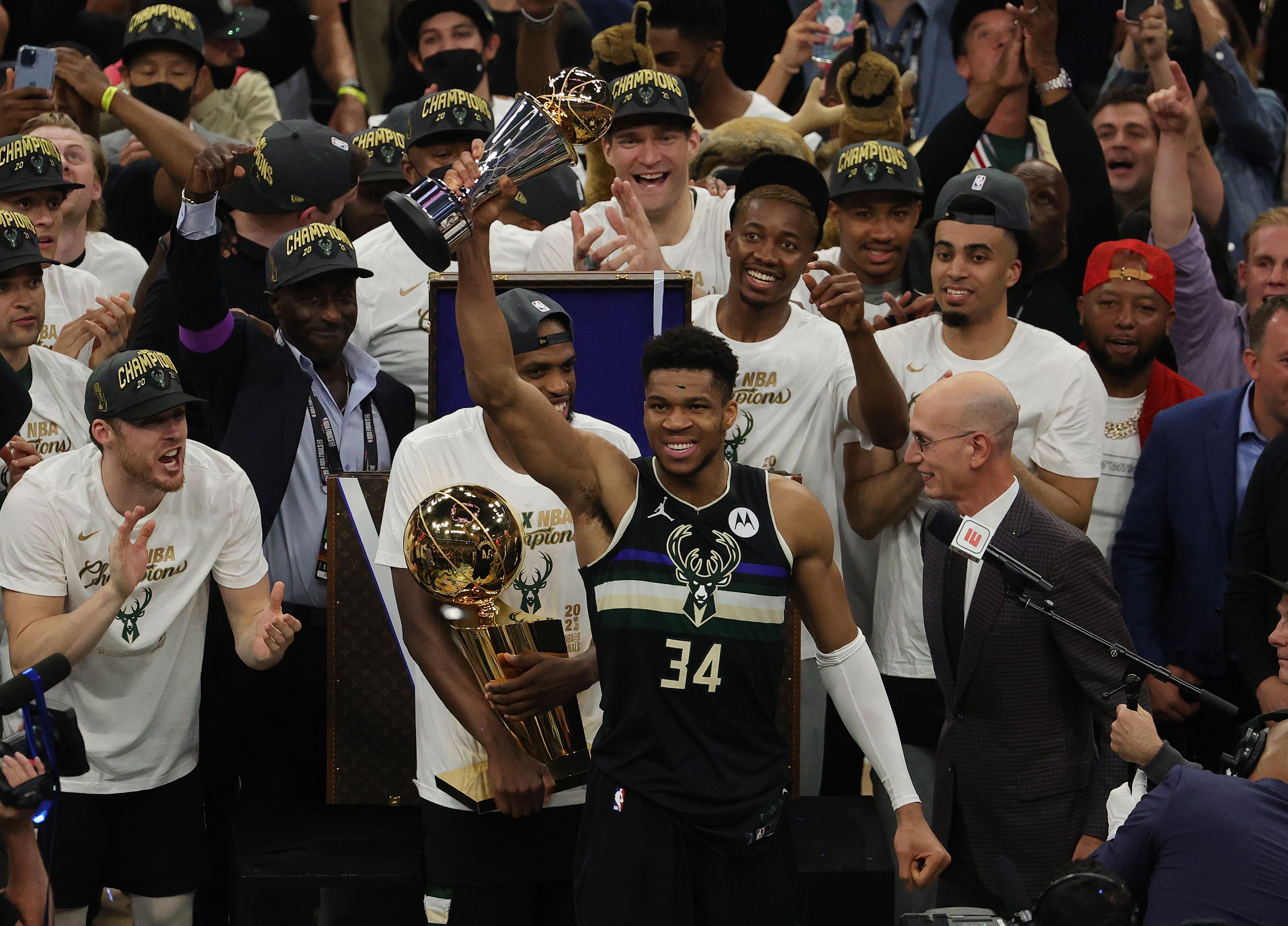 El griego Giannis Antetokounmpo #34 de los Milwaukee Bucks celebra el campeonato que ganaron ante los Suns en la NBA. Foto Prensa Libre: AFP
