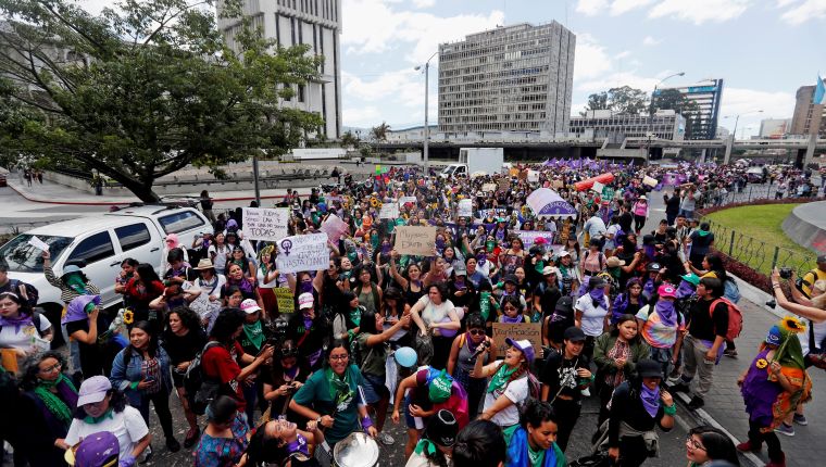 GU7001. CIUDAD DE GUATEMALA (GUATEMALA), 08/03/2020.- Miles de mujeres participan en la marcha del Día Internacional de la Mujer y en memoria a las 56 niñas víctimas del incendio del Hogar Seguro Virgen de la Asunción el 8 de marzo del 2017, este domingo en Ciudad de Guatemala (Guatemala). Con una marcha por el Centro Histórico de la Ciudad de Guatemala las mujeres cantaron consignas contra el Estado a quien acusan de la muerte de las niñas, contra la violencia machista y contra la iglesia. EFE/Esteban Biba