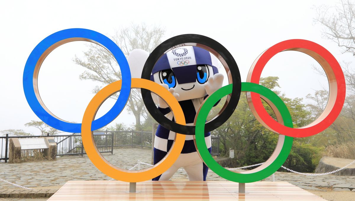 Mascota de los Juegos Olímpicos de Tokio 2020, Miraitowa, posa con los anillos olímpicos instalados en la cima del monte Takao, en el oeste de Tokio. Foto Prensa Libre:  EFE.