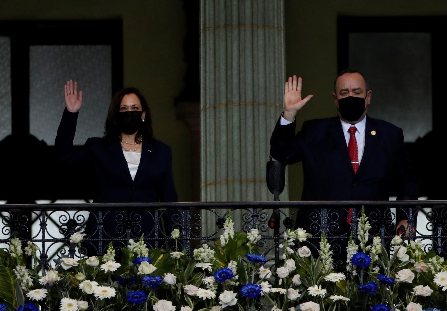 AME3949. CIUDAD DE GUATEMALA (GUATEMALA), 07/06/2021.- La vicepresidenta de Estados Unidos, Kamala Harris (i), y el presidente de Guatemala, Alejandro Giammattei, saludan tras una reunión hoy, en el Palacio Nacional de la Cultura, en Ciudad de Guatemala (Guatemala). El mandatario de Guatemala, Alejandro Giammattei, recibió este lunes en el Palacio Nacional, sede del Gobierno, a la vicepresidenta de Estados Unidos, Kamala Harris, para una reunión en la que abordarán la migración ilegal y otros temas. EFE/ Esteban Biba