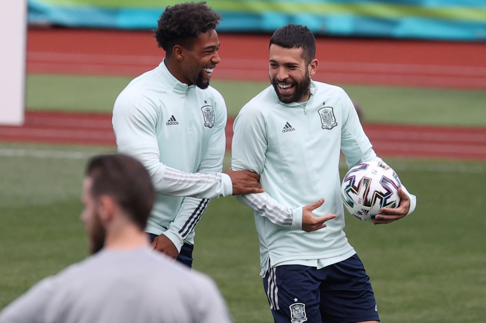 GRAF2404. SAN PETERSBURGO (RUSIA), 01/07/2021.- Los jugadores de la selección española, el centrocampista Adama Traoré (i) y el defensa Jordi Alba (d), durante el entrenamiento de este jueves en San Petersburgo, en la víspera del encuentro de cuartos de final de la Eurocopa 2020 ante Suiza. EFE/Kiko Huesca