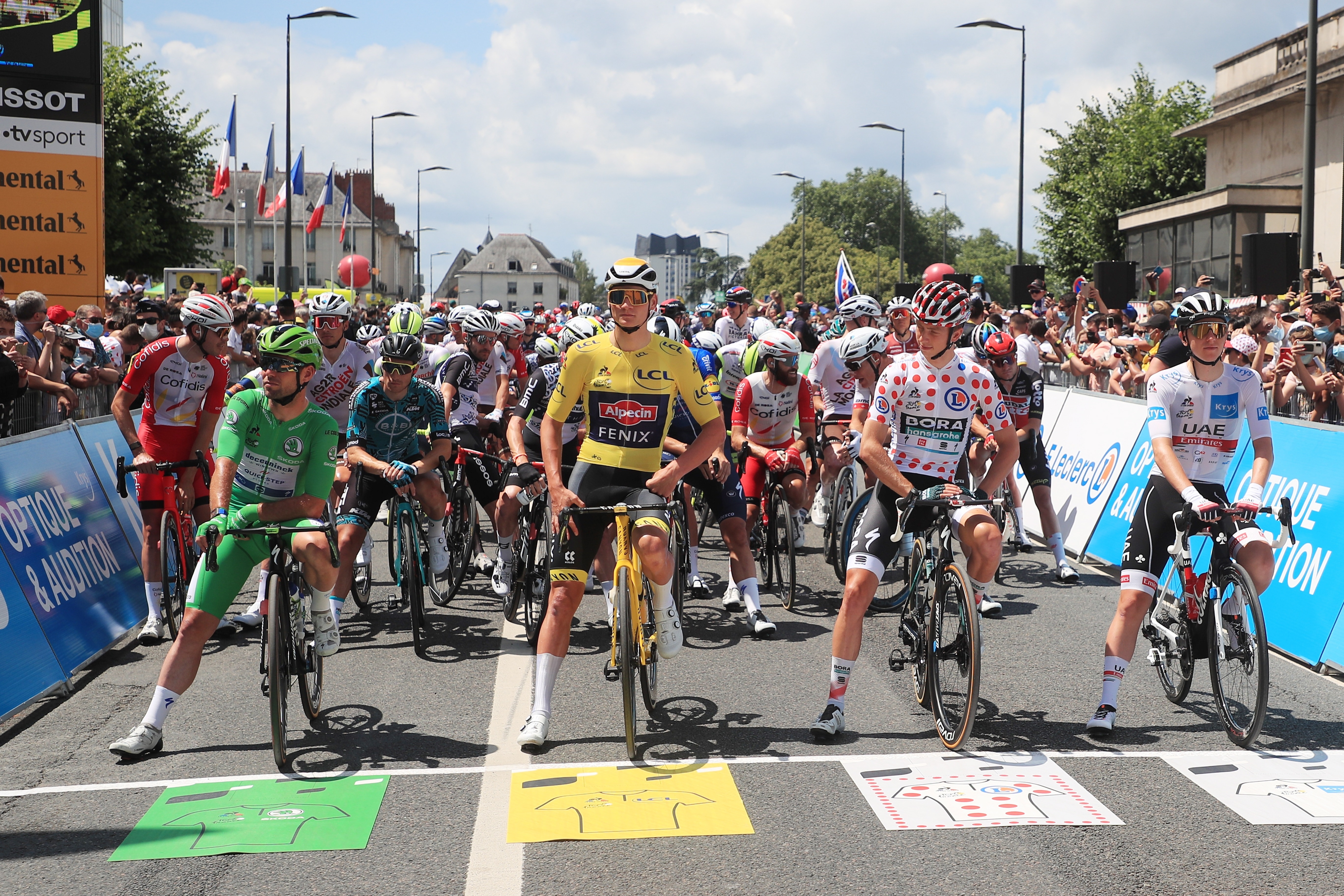 (France), 01/07/2021.- (L-R) Green Jersey British rider Mark Cavendish of the Deceuninck Quick-Step team, Yellow Jersey Dutch rider Mathieu Van Der Poel of the Alpecin-Fenix team, Polka-Dot jersey Dutch rider Ide Schelling of the Bora-Hansgrohe team and White Jersey Slovenian rider Tadej Pogacar of the UAE-Team Emirates before the start of the 6th stage of the Tour de France 2021 over 160.6 km from Tours to Chateauroux, France, 01 July 2021. (Ciclismo, Francia, Eslovenia) EFE/EPA/CHRISTOPHE PETIT-TESSON