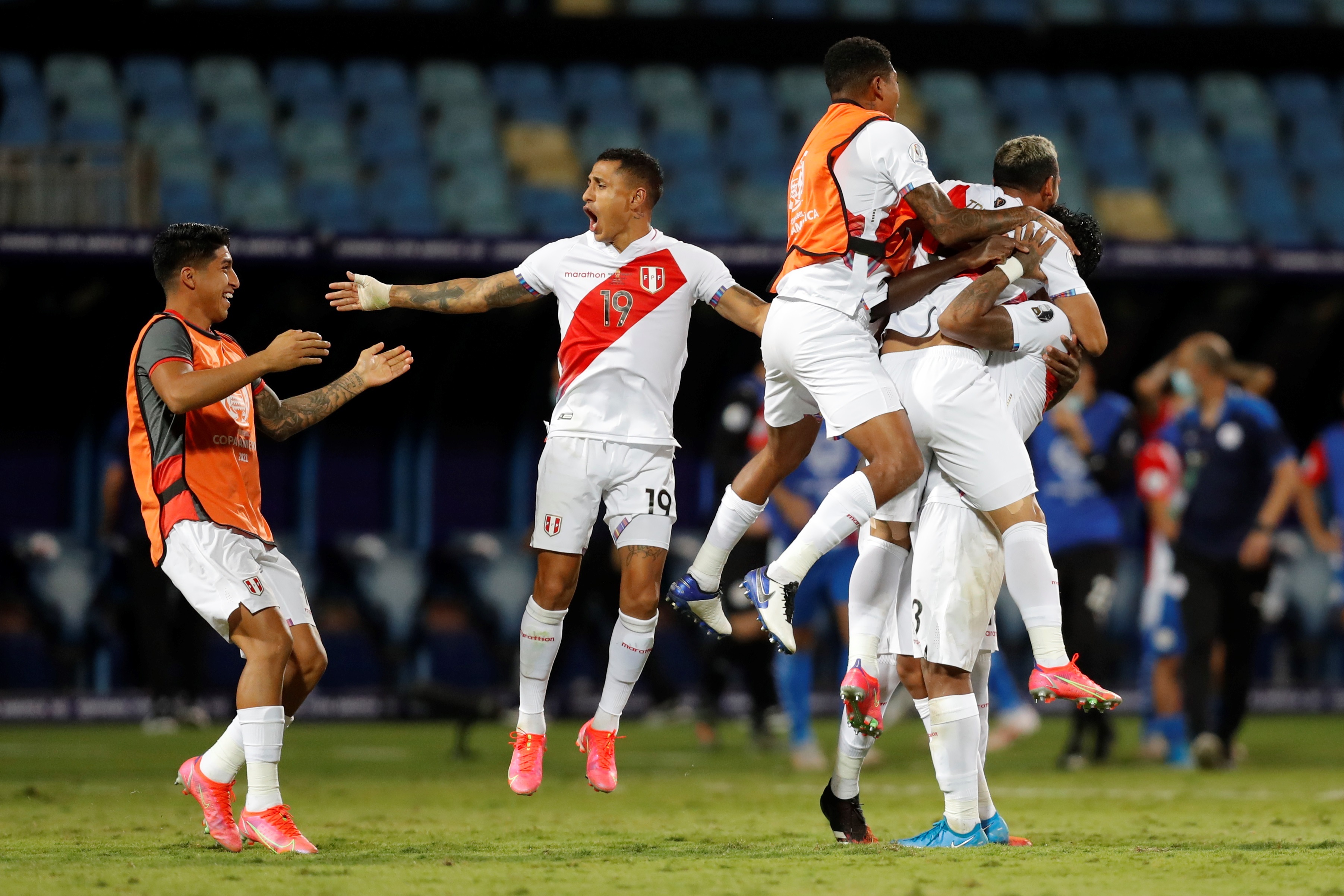 Los Jugadores de Perú celebran su paso a las semifinales tras vencer en la tanda de penales a Paraguay, durante un partido por los cuartos de final. (Foto Prensa Libre: AFP).
