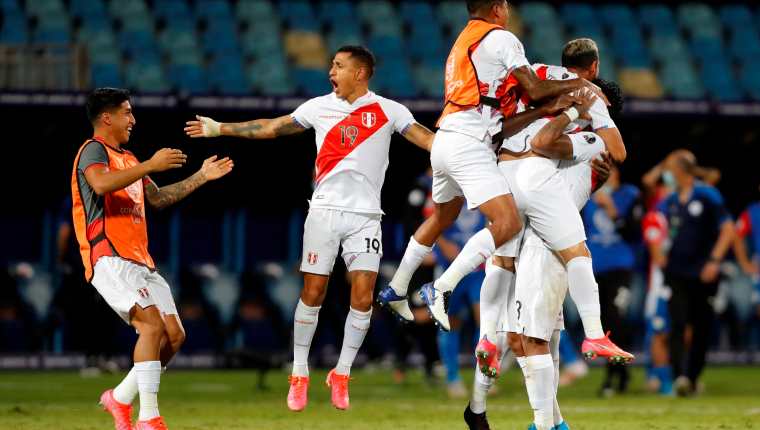 Los Jugadores de Perú celebran su paso a las semifinales tras vencer en la tanda de penales a Paraguay, durante un partido por los cuartos de final. (Foto Prensa Libre: AFP).
