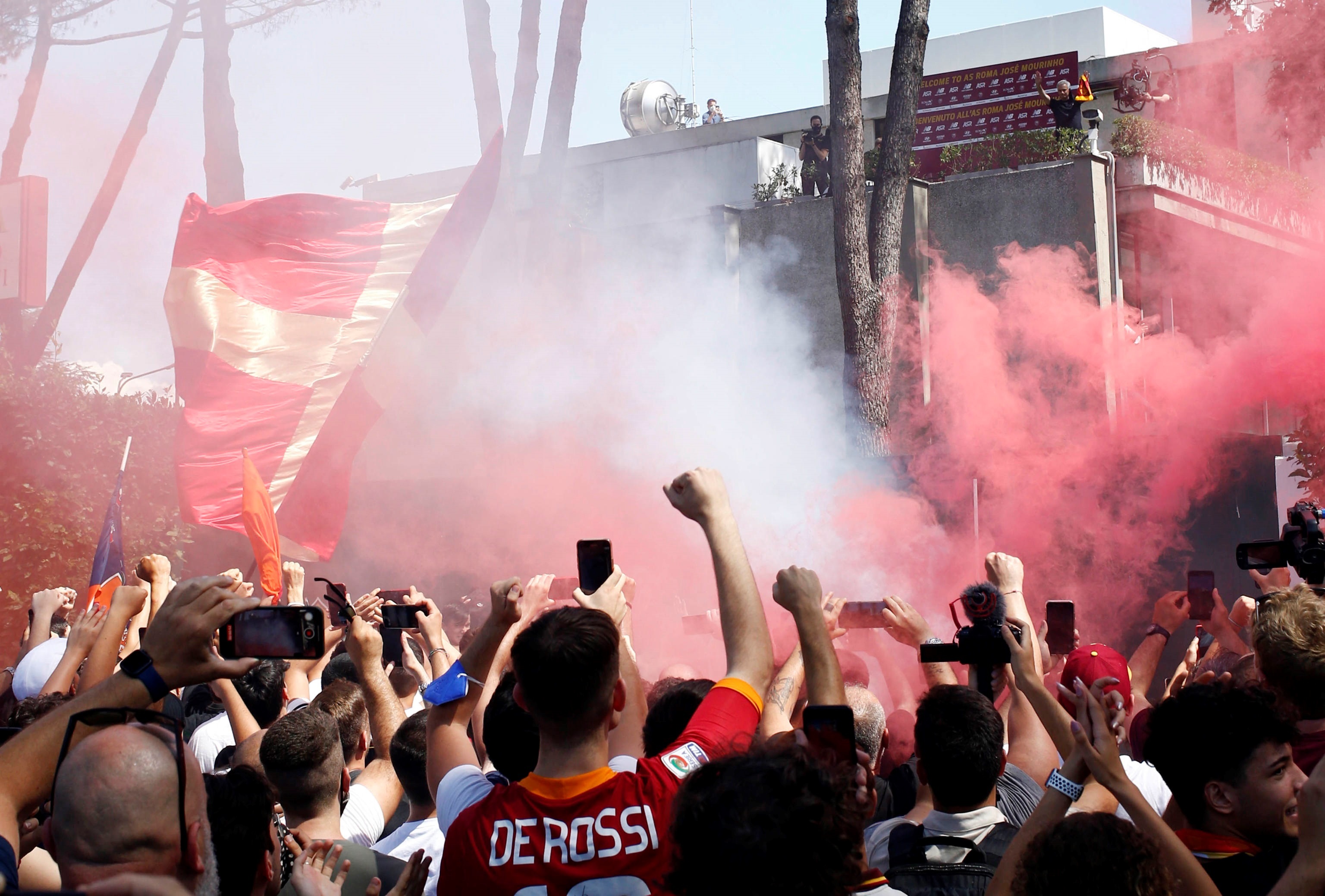 Los aficionados de la Roma ovacionaron a José Mourinho. (Foto Prensa Libre: EFE)
