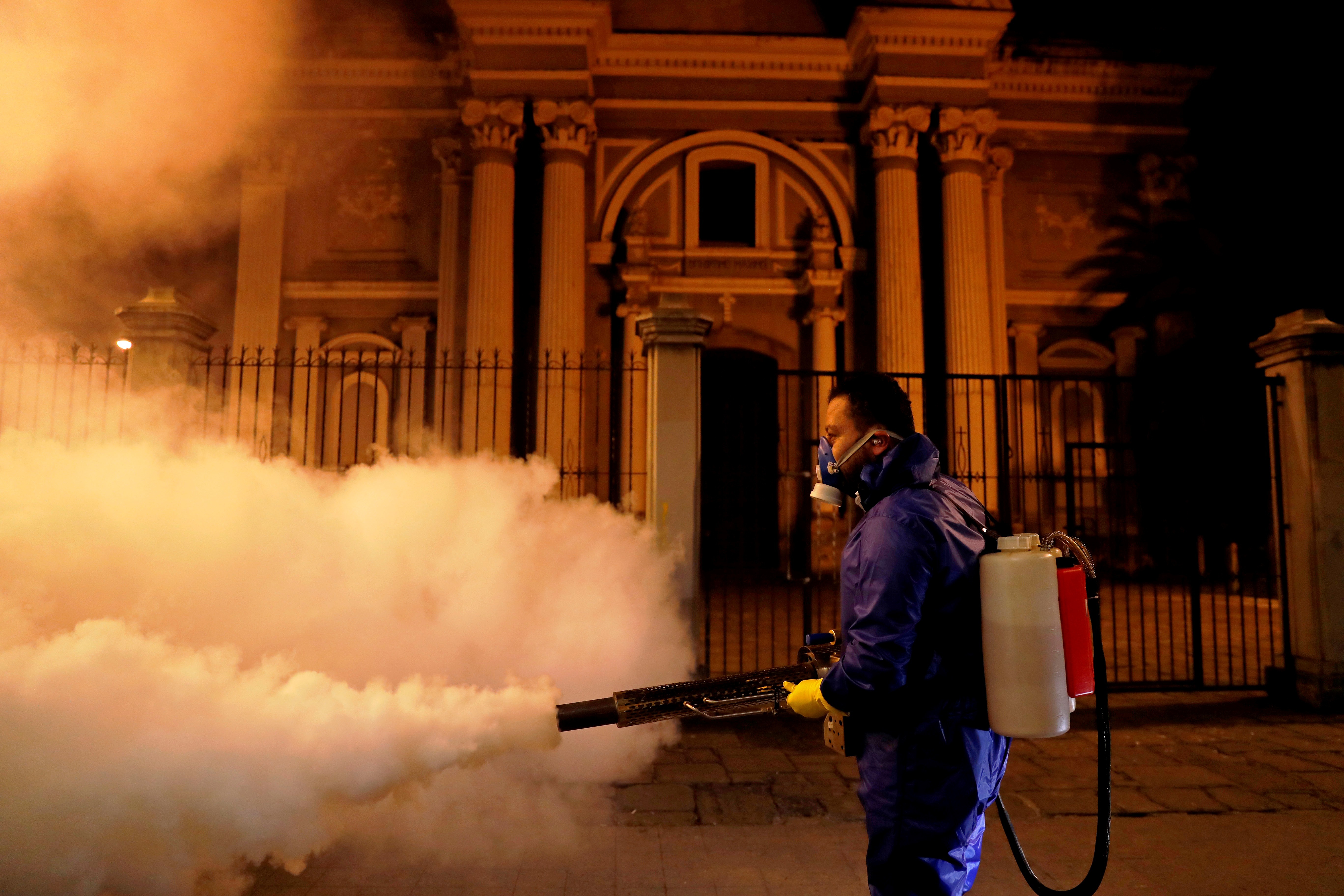 Trabajadores de la Municipalidad de Guatemala desinfectan las calles contra la Covid-19 hoy, en el centro de Ciudad de Guatemala. (Foto Prensa Libre:  EFE)