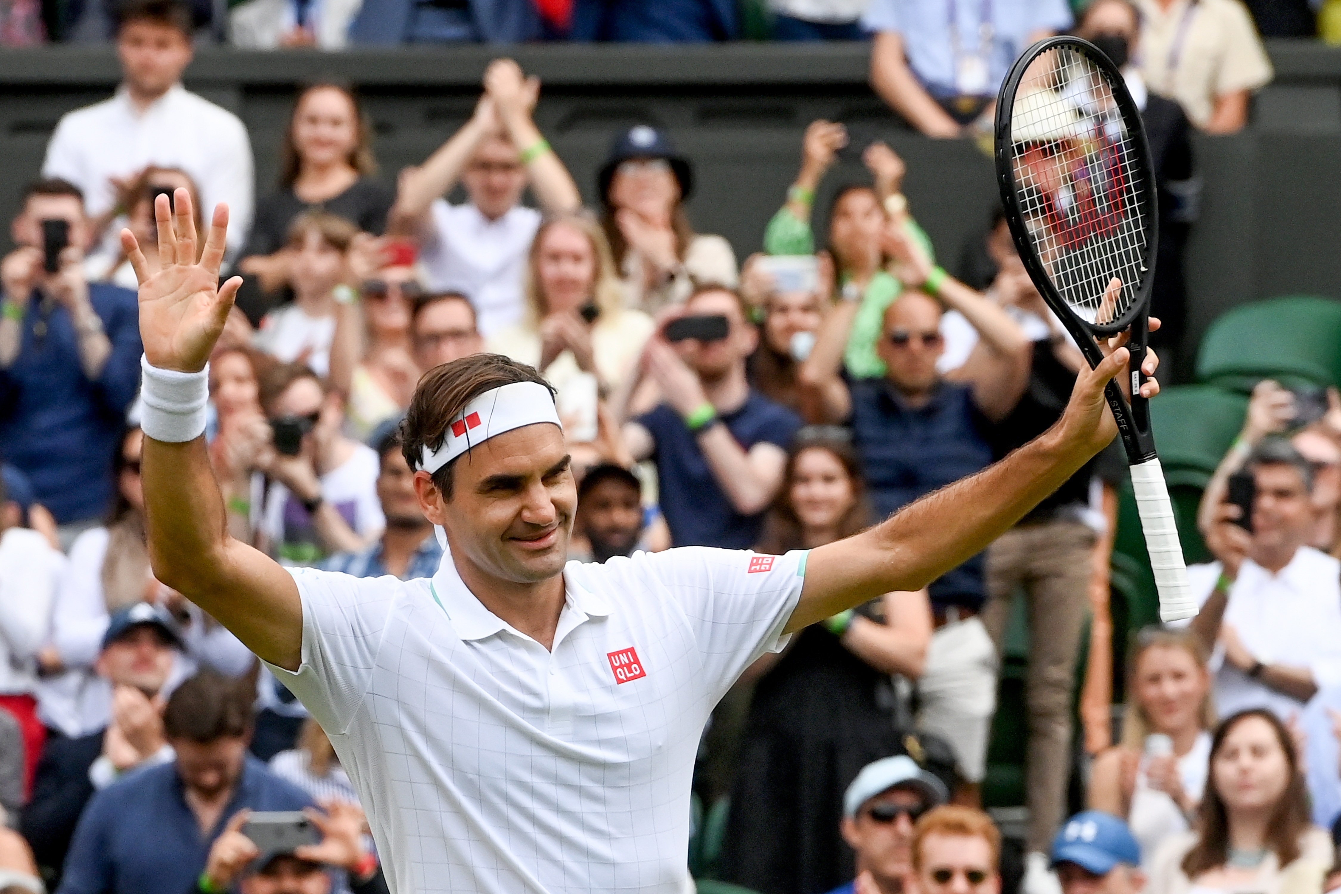El suizo Roger Federer celebra después de ganar el tercer set a Cameron Norrie en el  Wimbledon. Foto Prensa Libre: EFE. 