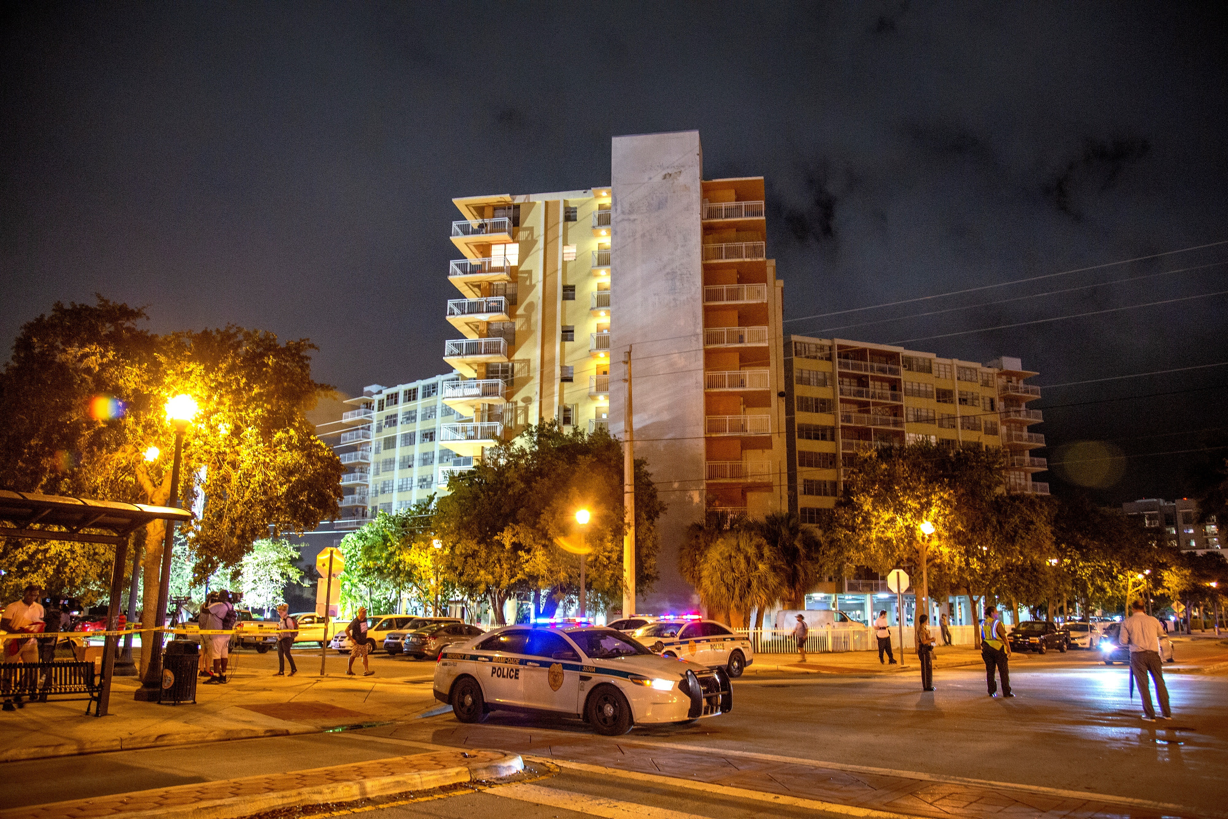 La Alcaldía de Miami Beach Norte ordenó la evacuación inmediata del condominio Crestview Towers, de 156 unidades y más de 300 residentes. (Foto Prensa Libre: EFE)