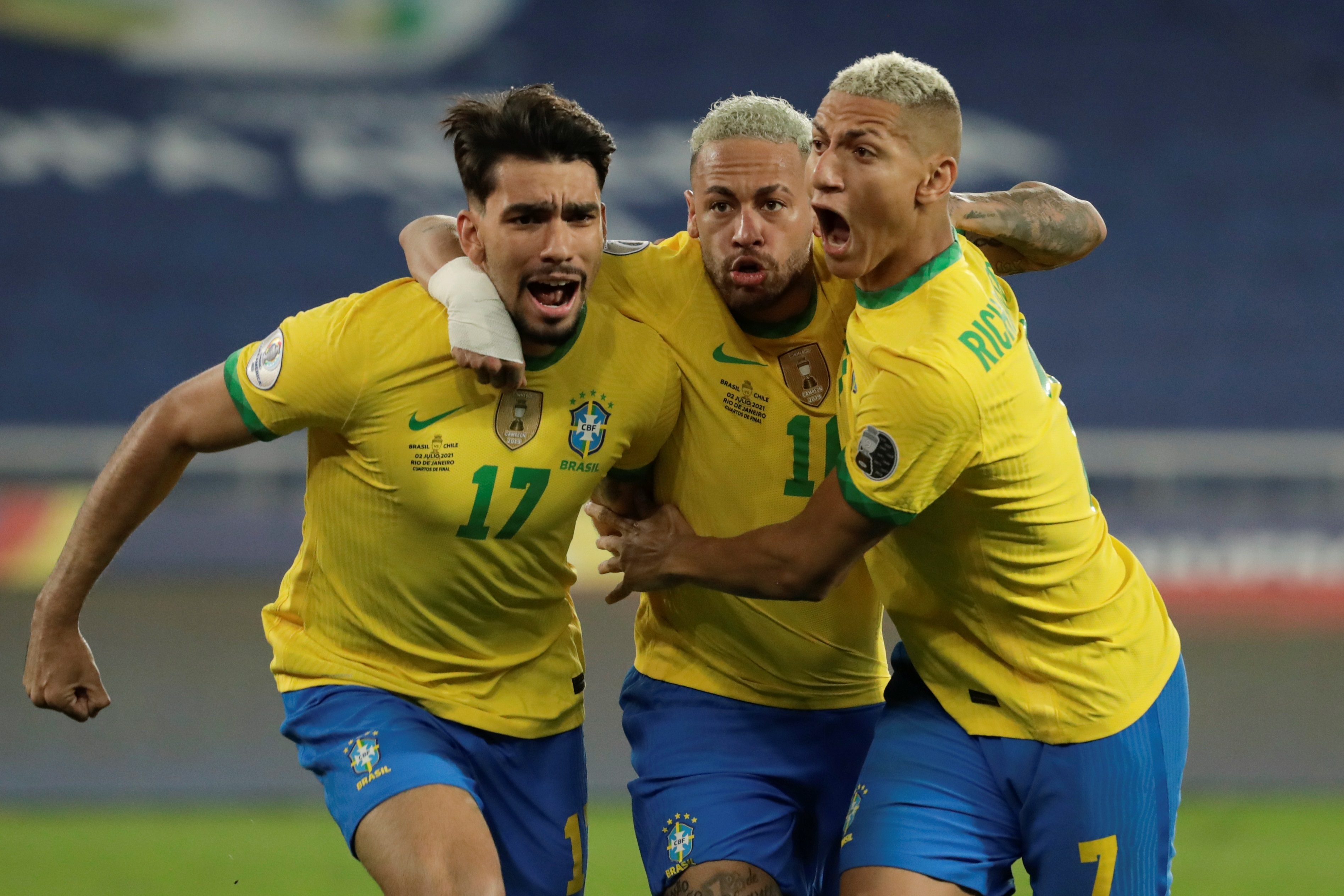 -FOTOGALERÍA- AMDEP5963. RÍO DE JANEIRO (BRASIL), 03/07/2021.- Lucas Paquetá (i) de Brasil celebra su gol con Neymar y Richarlison contra Chile, durante un partido por los cuartos de final de la Copa América en el estadio Nilton Santos de Río de Janeiro (Brasil). EFE/ANTONIO LACERDA