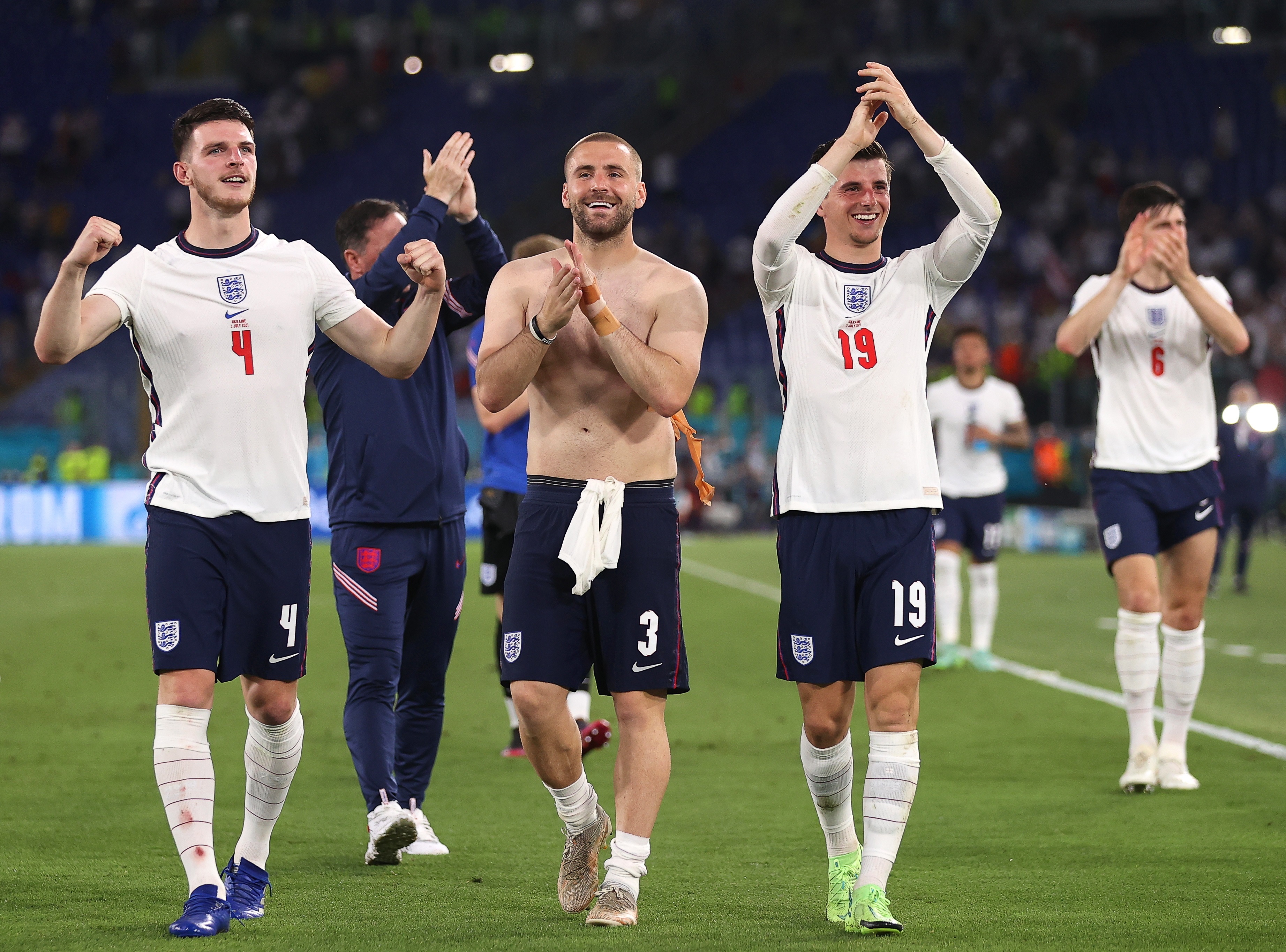 Roma, 03/07/2021.- Los jugadores de Inglaterra celebran su pase a semifinales tras derrotar a Ucrania en el encuentro correspondiente a los cuartos de final de la Eurocopa de naciones que han disputado hoy sábado frente a Ucrania en Rome. EFE/EPA/Mike Hewitt / POOL (RESTRICTIONS: For editorial news reporting purposes only. Images must appear as still images and must not emulate match action video footage. Photographs published in online publications shall have an interval of at least 20 seconds between the posting.)