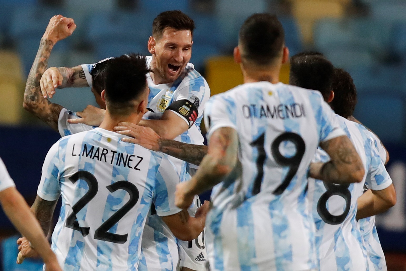 -FOTOGALERÍA- AMDEP6130. GOIANIA (BRASIL), 04/07/2021.- Lionel Messi (arriba) de Argentina celebra tras anotar contra Ecuador, durante un partido por los cuartos de final de la Copa América en el estadio Olímpico Pedro Ludovico Teixeira en Goiania (Brasil). EFE/Fernando Bizerra