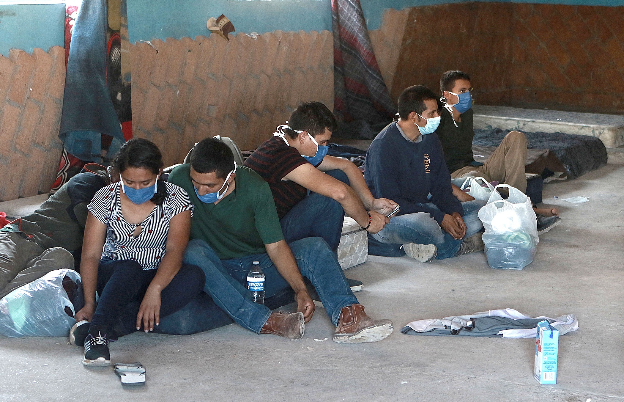 Migrantes que querían cruzar hacia Estados Unidos son arrestados por miembros de la Seguridad Pública,  en Ciudad Juárez, estado de Chihuahua, México.  (Foto Prensa Libre: HemerotecaPL)